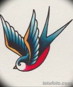 Цветной эскиз татуировки в стиле олдскул с изображением летящей ласточки, выполненный яркими цветами и традиционными элементами дизайна.