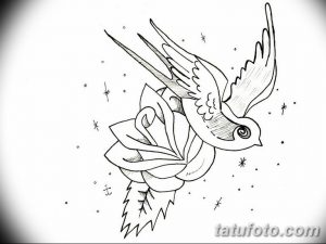 Черно-белый эскиз татуировки с изображением летящей ласточки и распускающейся розы, украшенной тонкими линиями и точками.