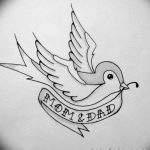 Черно-белое фото тату ласточки с лентой, на которой написано 'Mom & Dad'. Изящный рисунок татуировки для выражения любви к родителям.