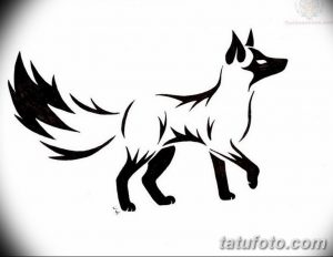 Черно-белый эскиз татуировки лисы, выполненный в минималистичном стиле с акцентом на динамику и движение. Подходит для любителей простых и стильных дизайнов.