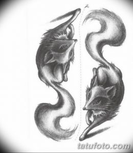 Черно-белая татуировка двух лис, смотрящих друг на друга, разделенных тонкой линией. Символизирует дуальность и баланс.