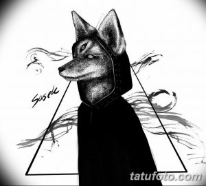 Черно-белый эскиз татуировки с изображением лисы в капюшоне, окруженной мистическими символами и линиями. Загадочный и атмосферный дизайн.