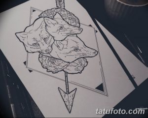 Черно-белый эскиз татуировки с изображением двух голов волков, объединенных геометрическими фигурами. Подходит для любителей современных и минималистичных тату.