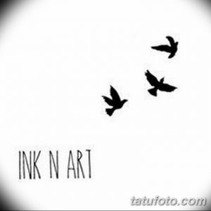 Фото татуировки с изображением четырех летящих птиц и надписью "Ink N Art". Стильный и современный дизайн.
