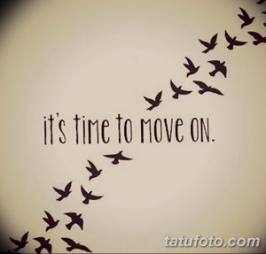 Эскиз татуировки с изображением летящих птиц и фразой "it's time to move on". Подходит для тех, кто ищет мотивацию и вдохновение.
