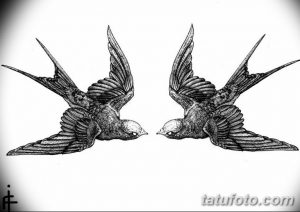 Эскиз татуировки с изображением двух ласточек, летящих друг к другу. Детализированный рисунок с использованием штриховки и теней.