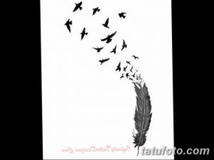 Черно-белое фото эскиза тату, изображающего перо, из которого вылетают птицы. Символизирует свободу, духовность и стремление к новым высотам.