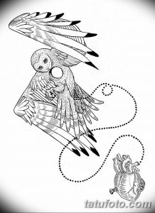 Черно-белый эскиз татуировки совы, летящей к сердцу, соединенному с тонкими линиями. Романтичный и символичный рисунок.