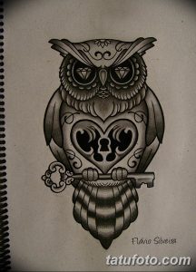Черно-белый эскиз татуировки совы, держащей ключ и замок. Символический рисунок, намекающий на тайны и защиту.