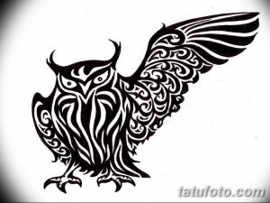 Черно-белый эскиз татуировки совы, выполненный в стиле трайбл с использованием абстрактных форм и узоров. Рисунок выглядит динамично и оригинально.