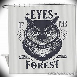 Фото тату: черно-белый эскиз совы с надписью "EYES OF THE FOREST", выполненный в графическом стиле.
