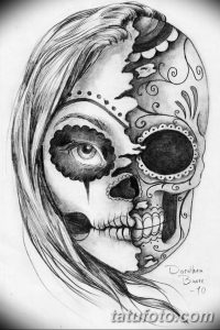 Черно-белое фото тату в стиле Sugar Skull, изображающее половину женского лица и половину черепа, украшенных узорами.