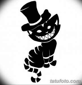 Фото тату черного кота в цилиндре с безумной улыбкой. Рисунок выполнен в графическом стиле с четкими контурами и яркими деталями.