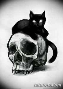 Фото татуировки, изображающей черного кота, сидящего на человеческом черепе. Рисунок выполнен в черно-белой гамме, с детальной проработкой.