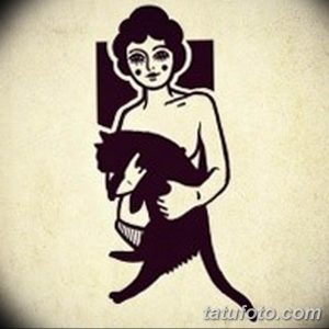 Фото татуировки, изображающей девушку, держащую на руках кошку, выполненной в стиле графики с использованием контрастных цветов и символических элементов. Подходит для любителей оригинальных и глубоких тату.