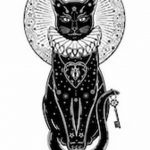 Фото татуировки кошки, украшенной короной и ожерельем, выполненной в стиле blackwork с использованием геометрических узоров и мистического ореола. Подходит для ценителей оригинальных и загадочных тату.