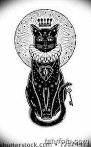 Фото татуировки кошки, украшенной короной и ожерельем, выполненной в стиле blackwork с использованием геометрических узоров и мистического ореола. Подходит для ценителей оригинальных и загадочных тату.