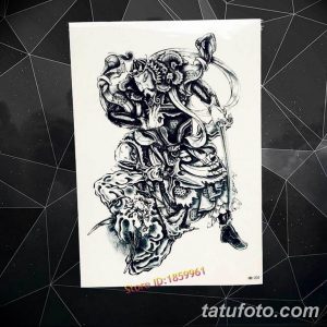 Фото эскиза тату: изображение японского воина в доспехах, с мечом и львом. Детализированный рисунок для масштабной татуировки.
