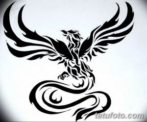 Черное фото тату феникса, выполненного в стиле blackwork. Простой и лаконичный эскиз для любителей минимализма.