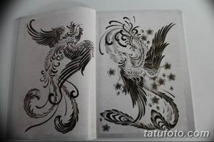 Фотография страницы из альбома с двумя черно-белыми эскизами татуировок феникса, выполненными в старинном стиле с использованием штриховки и узоров.