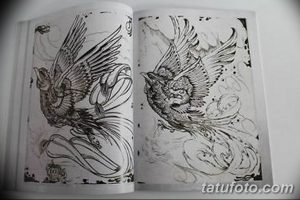 Два черно-белых эскиза татуировки феникса, расположенные на развороте книги, демонстрирующие разные ракурсы и детали.