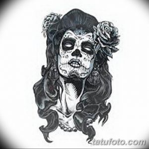 Черно-белый эскиз татуировки в стиле Sugar Skull с изображением женского лица, украшенного цветами и узорами, идеально для плеча.