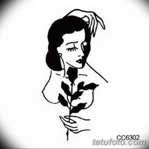 Черно-белый эскиз татуировки с изображением женского лица, держащего цветок, выполненный в минималистичном стиле, идеально для плеча.