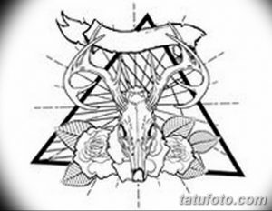 Черно-белый эскиз татуировки с изображением оленьего черепа, украшенного розами и геометрическими фигурами. Подходит для любителей мистики и флористики.