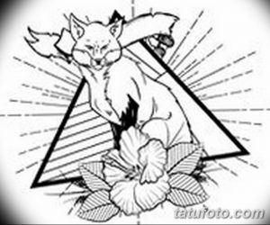 Черно-белое фото эскиза татуировки с изображением лиса, сидящего внутри треугольника, окруженного цветами и лучами света.