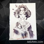 Черно-белый эскиз татуировки, изображающий японскую гейшу с веером и сложной прической, выполненный в традиционном японском стиле.
