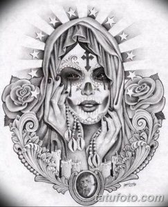 Черно-белое фото тату с изображением Святой Смерти (La Catrina) в платке, окруженной розами и свечами.