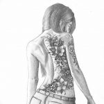 Черно-белый эскиз татуировки с изображением девушки, на спине которой расположены цветы. Идеально для вдохновения и создания уникального дизайна.