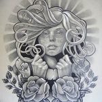 Черно-белый эскиз татуировки с изображением девушки, окруженной розами. Детализированный рисунок для вдохновения.