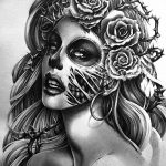 Черно-белый эскиз татуировки в стиле Sugar Skull с изображением девушки, украшенной розами и шипами. Рисунок выполнен в реалистичном стиле с использованием теней и полутонов.