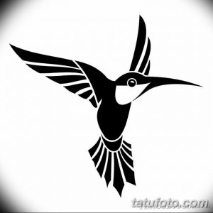 Черно-белый эскиз татуировки колибри, летящей в динамичной позе. Изящные линии и минималистичный дизайн делают этот рисунок идеальным для небольших тату.