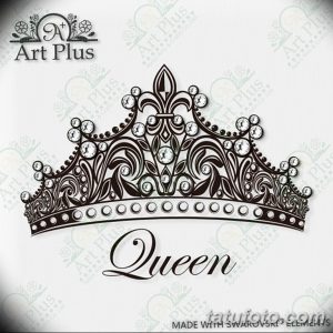 Фото тату с изображением изящной короны, украшенной кристаллами и надписью 'Queen'.