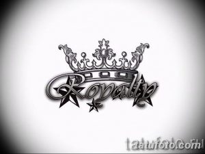 Черно-белое фото тату с изображением короны и звезд, надписью 'Royalty'.