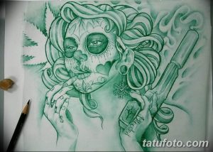 Эскиз татуировки в стиле "День мертвых" (Day of the Dead) с изображением девушки-сахарного черепа, украшенной цветами и детальной прорисовкой. Яркий и символичный рисунок.