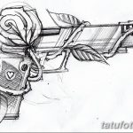 Эскиз татуировки, сочетающий в себе изображение револьвера и цветка розы. Черно-белый рисунок с детальной проработкой лепестков и металла.