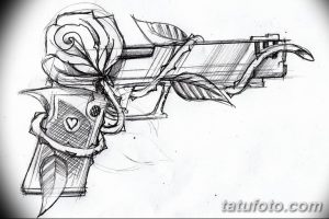 Эскиз татуировки, сочетающий в себе изображение револьвера и цветка розы. Черно-белый рисунок с детальной проработкой лепестков и металла.