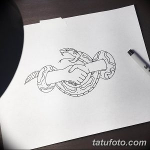 Черно-белый эскиз татуировки змеи, обвивающей руку человека. Детализированный рисунок с акцентом на текстуру чешуи и форму руки.