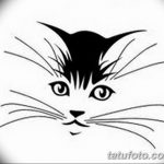 Черно-белый эскиз татуировки с изображением морды кота в профиль. Идеально подходит для небольших татуировок на запястье или щиколотке.