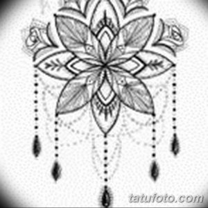 Черно-белый эскиз татуировки мандалы с тонкими линиями и подвесками. Идеально подходит для нанесения на спину, лопатку или бедро.