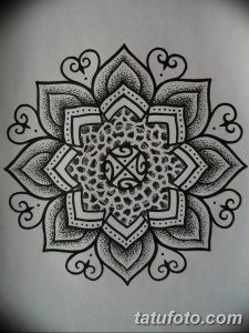 Фото тату мандалы, выполненной техникой pointillism (точечной). Использование точек создает эффект объема и глубины.
