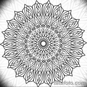 Фото тату геометрической мандалы в стиле blackwork. Четкие линии и сложные узоры создают эффектный и запоминающийся рисунок.