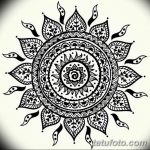 Фото тату мандалы в стиле blackwork. Симметричный рисунок с геометрическими узорами и лепестками, идеально подходит для плеча или спины.