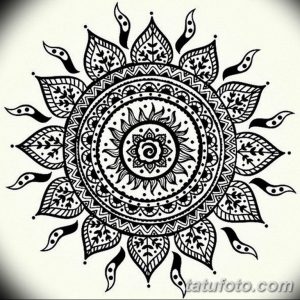 Фото тату мандалы в стиле blackwork. Симметричный рисунок с геометрическими узорами и лепестками, идеально подходит для плеча или спины.