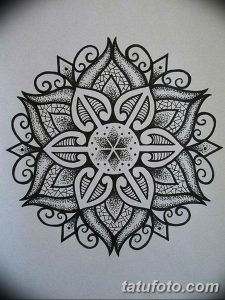 Фото тату: мандала, выполненная в технике dotwork, с использованием множества точек и завитков. Подходит для эскиза татуировки на предплечье или лопатку.