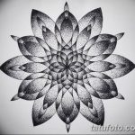 Фото тату: мандала, выполненная в технике dotwork, с использованием множества точек. Подходит для эскиза татуировки на спину или бедро.