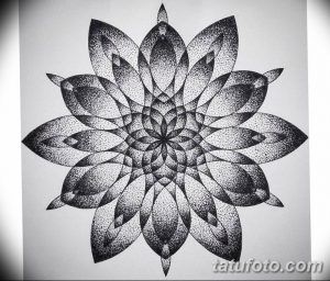 Фото тату: мандала, выполненная в технике dotwork, с использованием множества точек. Подходит для эскиза татуировки на спину или бедро.